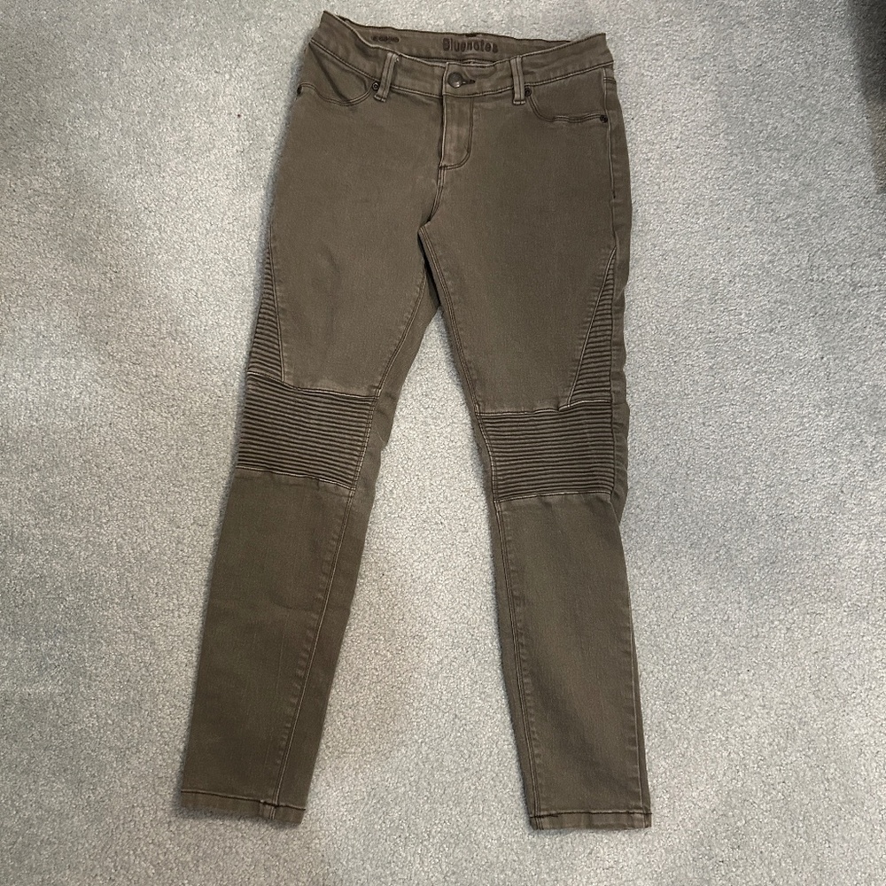 Bluenotes Women's Low Rise Jeggings in an olive green color Size 29